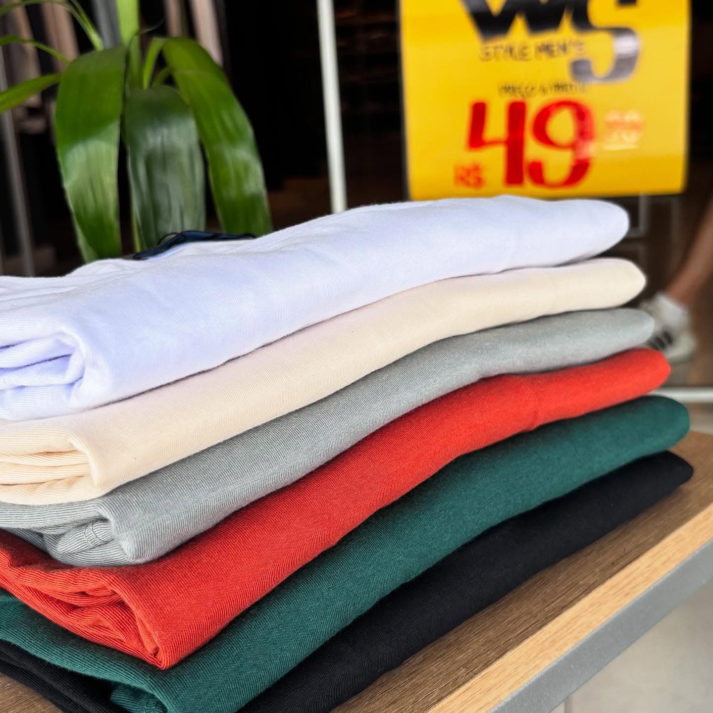 Camisetas premium dobradas na loja