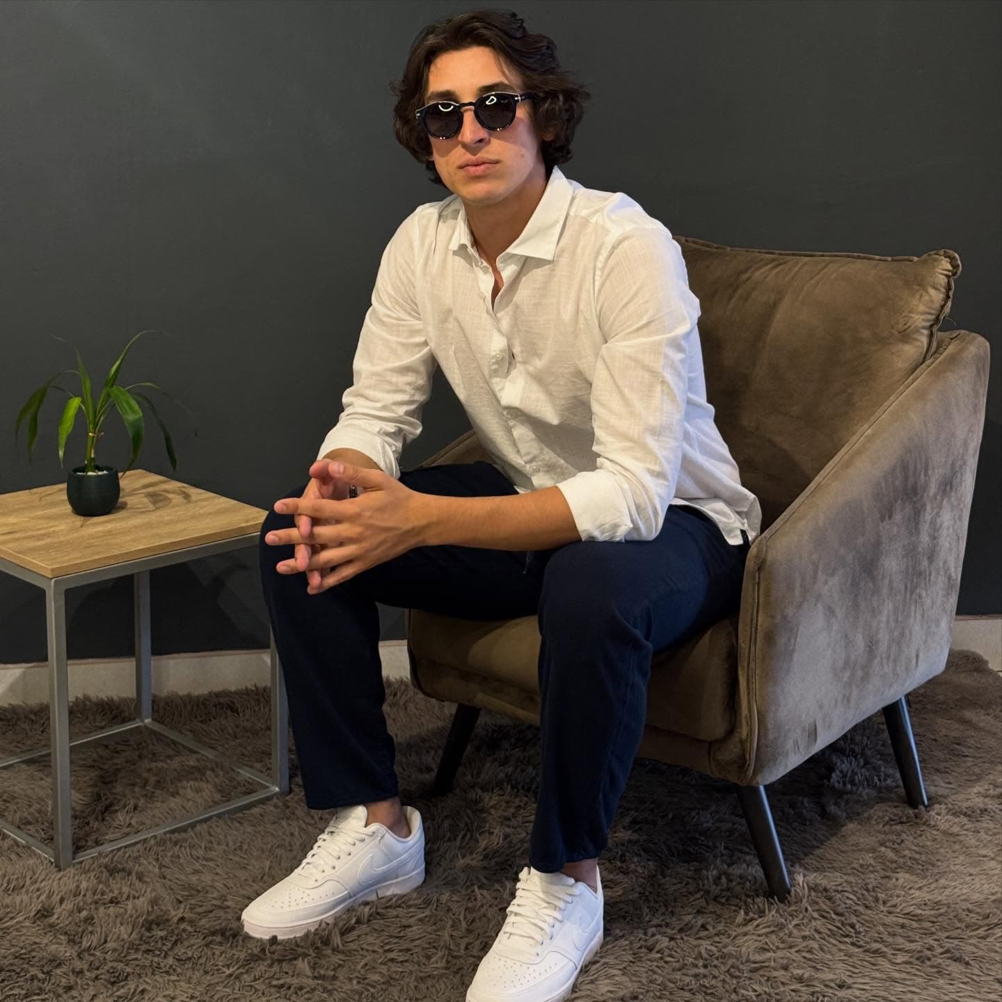 Look completo WS: camisa branca, alfaiataria navy e tênis de couro