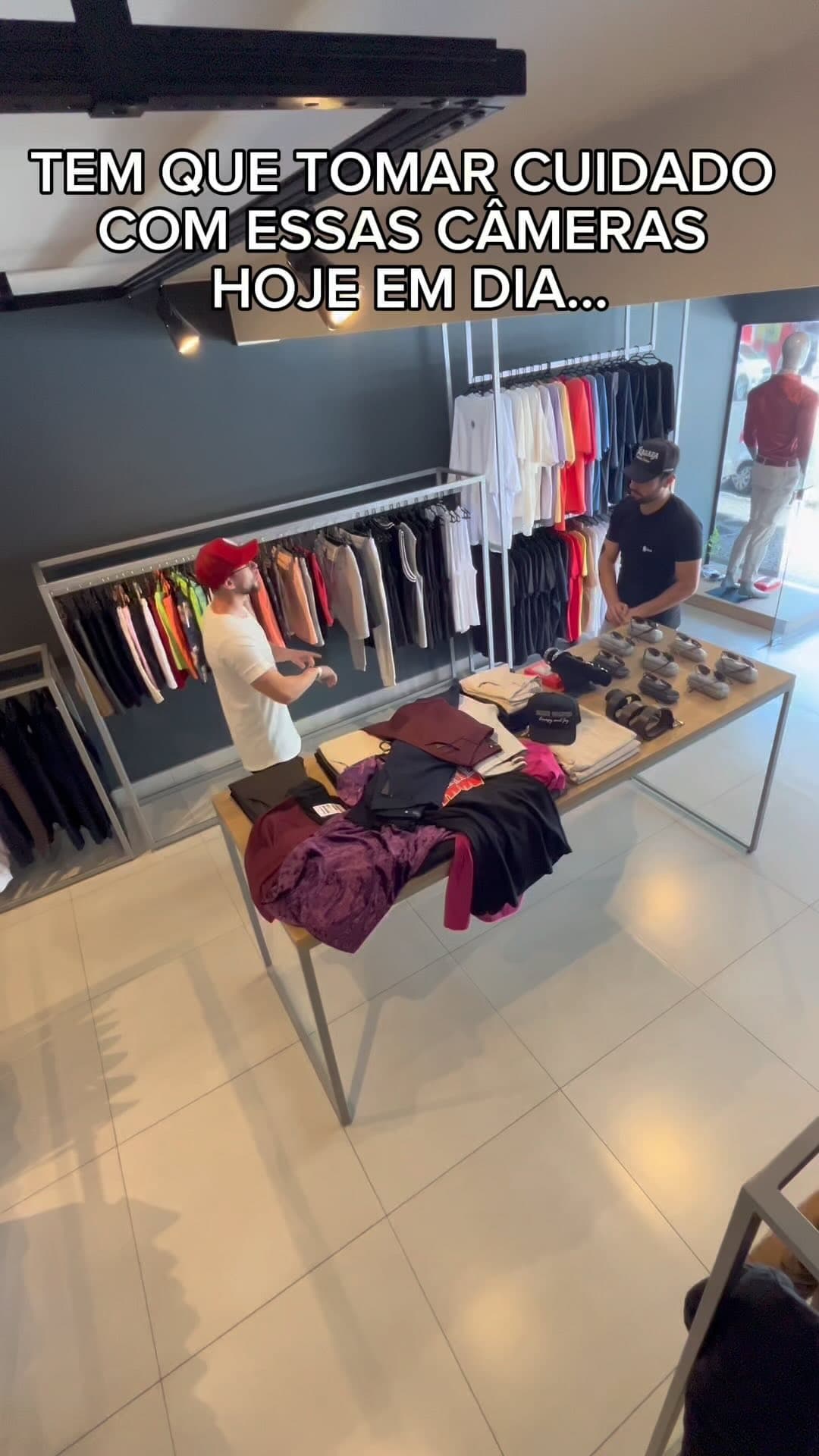 Araras de roupas da loja