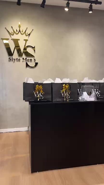 Interior da loja com a logo WS na parede